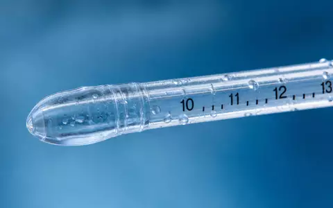 Teleflex Inc. (US8793691069) illustriert durch eine Makroaufnahme einer transparenten medizinischen Katheterspitze mit Markierungen - Foto: THN