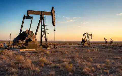 Occidental Petroleum US6745991058 zeigt fotorealistische Ölförderpumpen im weiten Permian-Basin bei stimmungsvollem Sonnenuntergang heute - Foto: THN