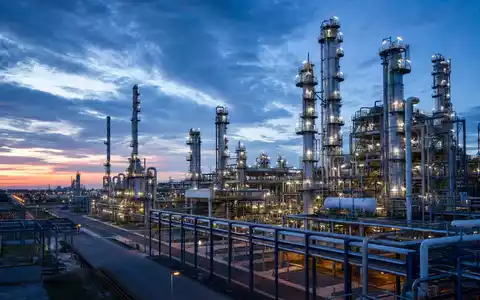 Occidental Petroleum US6745991058 präsentiert als Architektur-Render einer großen petrochemischen Raffinerieanlage bei dramatischer abendlicher Dämmerung - Foto: THN