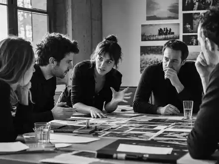 Omnicom Group Inc. (US6819191064): Schwarz-Weiß-Reportage eines intensiven Brainstormings der Kreativteams in einer Werbeagentur-Konferenzraum - Foto: THN