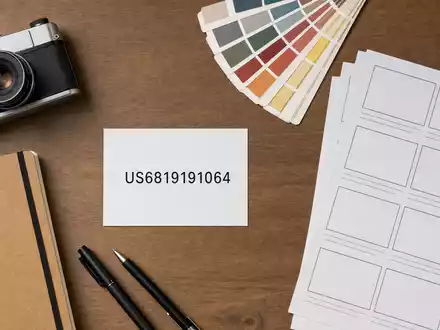 Omnicom Group Inc. (US6819191064): Flatlay mit ISIN-Karte US6819191064, Storyboards, Farbfächer und Vintage-Kamera - Foto: THN
