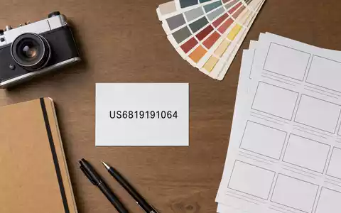 Omnicom Group Inc. (US6819191064): Flatlay mit ISIN-Karte US6819191064, Storyboards, Farbfächer und Vintage-Kamera - Foto: THN