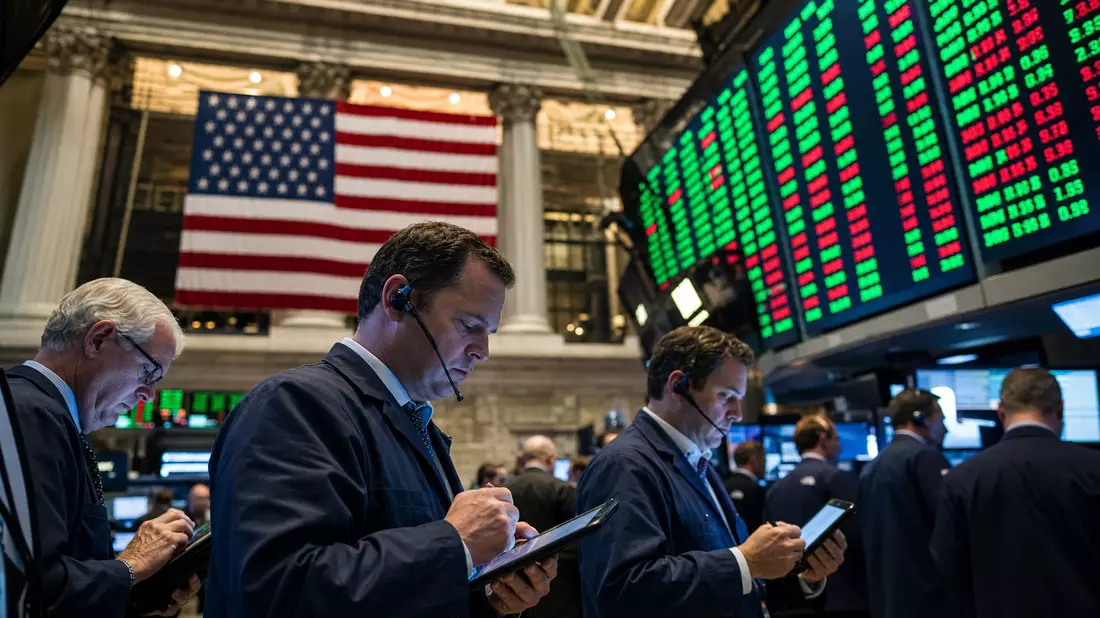 Editorialfoto der New Yorker Börse mit Händlern vor digitalen Kursanzeigen