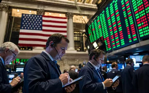 Omnicom Group Inc. (US6819191064): Börsen-Editorialfoto der New York Stock Exchange mit Händlern und Kursanzeigen - Foto: THN
