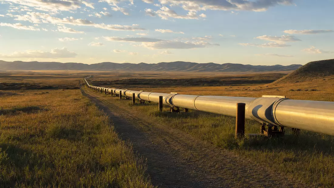 Fotorealistische Erdgas-Pipeline in weiter Prärielandschaft bei Sonnenuntergang