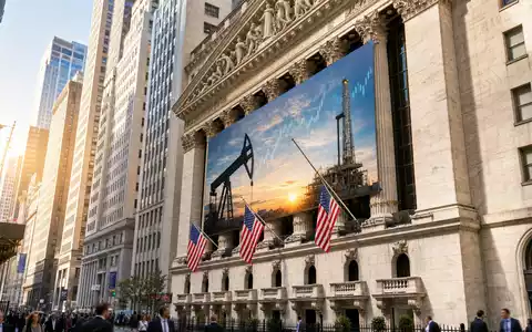 ONEOK Inc. (ISIN US6826801036) Börsen-Editorialfoto der NYSE-Fassade mit Energiesektor-Bildschirm und wehenden amerikanischen Flaggen davor - Foto: THN