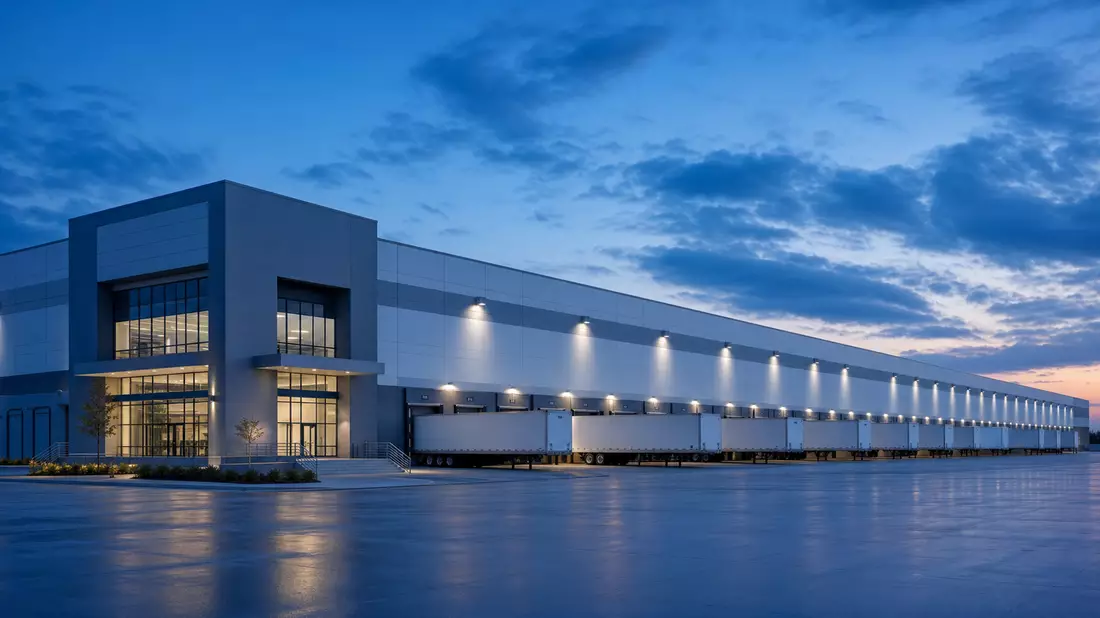 Architekturvisualisierung eines langgestreckten Cross-Dock-Terminals mit Ladetoren bei Dämmerung