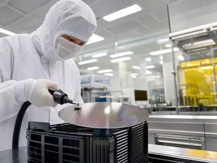 ON Semiconductor US6821891035 zeigt fotorealistische Wafer-Handhabung im Reinraum einer Halbleiterfabrik mit Schutzausrüstung - Foto: THN