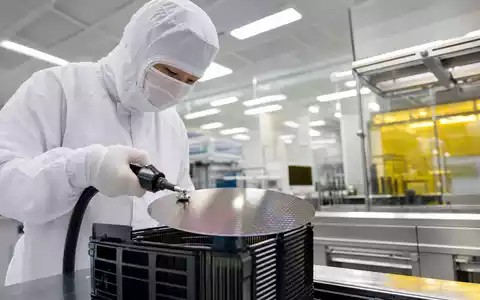 ON Semiconductor US6821891035 zeigt fotorealistische Wafer-Handhabung im Reinraum einer Halbleiterfabrik mit Schutzausrüstung - Foto: THN