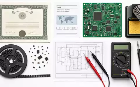 Jabil Inc. Flatlay zeigt Aktienzertifikat, ISIN-Karte, grüne Leiterplatte und Werkzeuge der Elektronikfertigung, US46612W1036 - Foto: THN