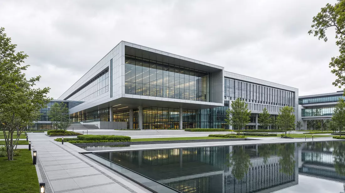 Architektur-Render: Modernes Photonik-Technologiegebäude mit Spiegelteich