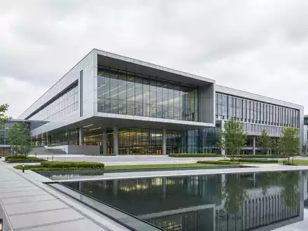 Jenoptik AG DE0006229107 modernes Glas Aluminium Technologie Gebäude mit Spiegelteich als CGI Render - Foto: THN