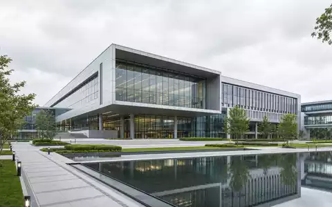 Jenoptik AG DE0006229107 modernes Glas Aluminium Technologie Gebäude mit Spiegelteich als CGI Render - Foto: THN
