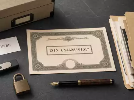 Iron Mountain Aktie US46284V1017 als Flatlay mit Aktienzertifikat NYSE-Karte Schloss und Archivutensilien - Foto: THN