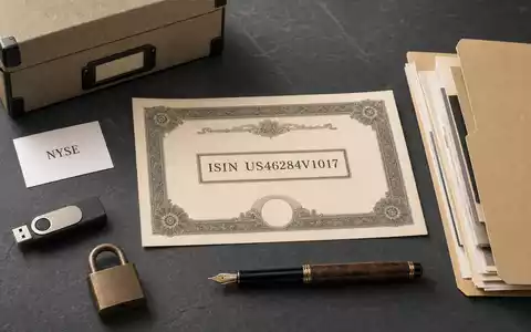 Iron Mountain Aktie US46284V1017 als Flatlay mit Aktienzertifikat NYSE-Karte Schloss und Archivutensilien - Foto: THN