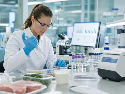 Fotorealistisches Labor mit Pipetten zeigt Eurofins Scientific SE, den Prüfdienstleister mit ISIN FR0014000MR3, bei Probenanalyse - Foto: THN