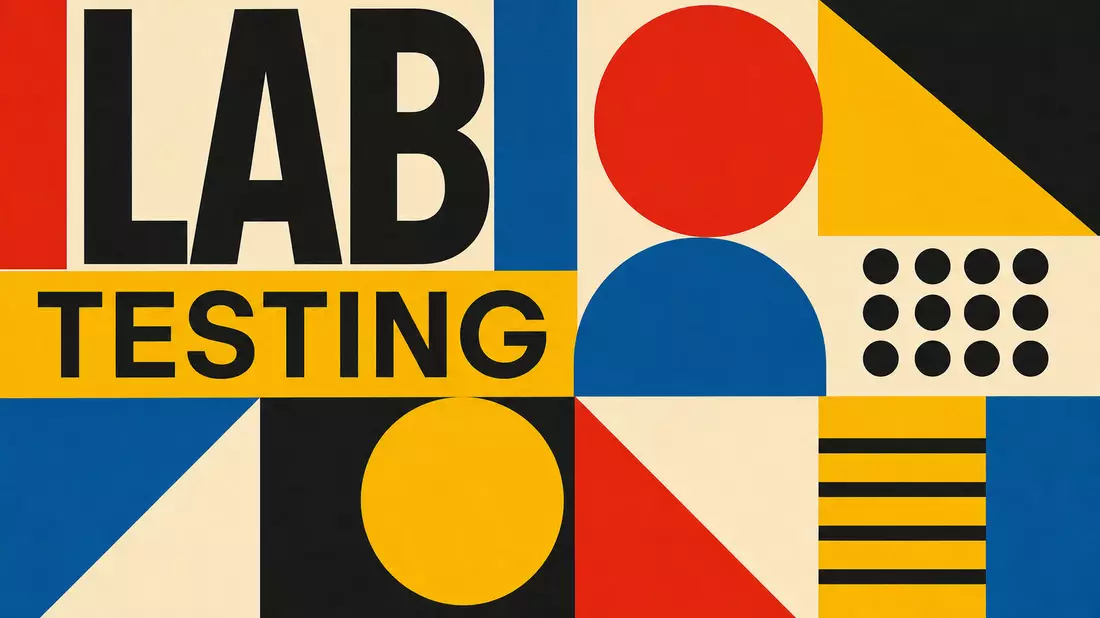 Geometrisches Bauhaus-Poster mit Formen und Schriftzügen LAB und TESTING in Primärfarben