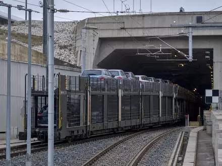 Fotorealistisches Tunnelportal mit Zugverladung zeigt Getlink SE FR0010533075 nahe Coquelles Frankreich Großbritannien Kanaltunnel Infrastruktur - Foto: THN