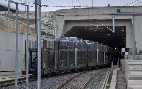 Fotorealistisches Tunnelportal mit Zugverladung zeigt Getlink SE FR0010533075 nahe Coquelles Frankreich Großbritannien Kanaltunnel Infrastruktur - Foto: THN