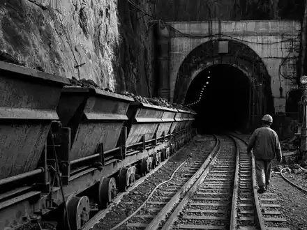 Dokumentarische Schwarzweiß-Reportage zeigt Tunnelbau-Szene, symbolisiert Getlink SE FR0010533075 und den historischen Kanaltunnelbau - Foto: THN