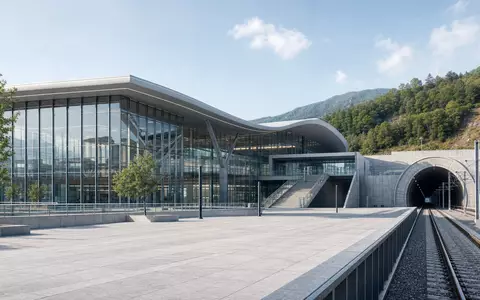 Modernes Architektur-Render eines Bahnterminals mit Tunneleinfahrt repräsentiert die Infrastruktur von Getlink SE FR0010533075 in Frankreich - Foto: THN