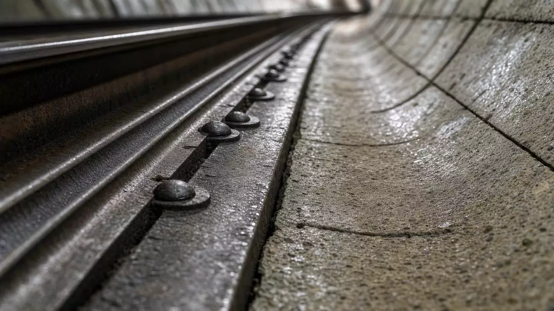 Makroaufnahme von Bahnschiene und gewölbtem Betontübbing, Getlink SE FR0010533075