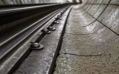 Makroaufnahme von Schiene und Betontübbing zeigt die technische Infrastrukturbasis von Getlink SE FR0010533075 im Kanaltunnel - Foto: THN