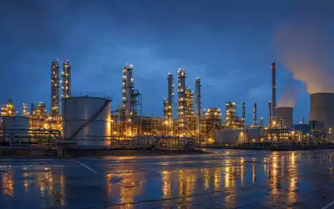 Fotorealistische Chemieanlage bei Dämmerung symbolisiert Arkema S.A. FR0010313833 und industrielle Spezialchemie-Produktion in Frankreich sehr deutlich - Foto: THN
