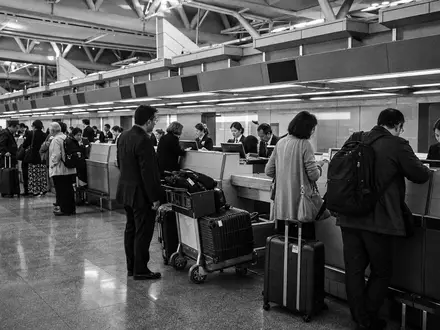 Amadeus IT Group ES0109067019 black and white reportage photo airline check-in counter agents - Foto: THN
