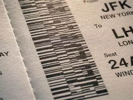 Amadeus IT Group ES0109067019 extreme macro photograph of boarding pass barcode detail with paper texture - Foto: THN