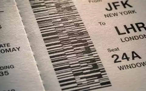 Amadeus IT Group ES0109067019 extreme macro photograph of boarding pass barcode detail with paper texture - Foto: THN