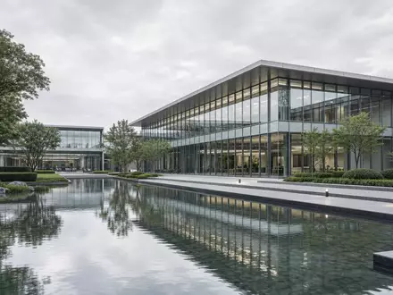 Altria Group Inc. US02209S1033 – CGI-Render eines modernen Konzern-Hauptquartiers mit Spiegelteich davor - Foto: THN