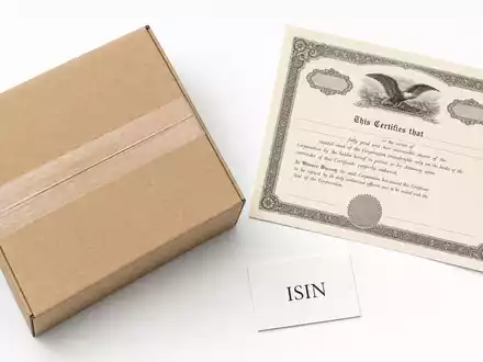 Amazon.com Inc. (US0231351067) flatlay of brown shipping box with ISIN card and stock certificate - Foto: THN