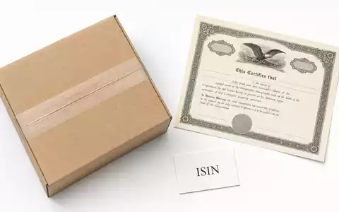 Amazon.com Inc. (US0231351067) flatlay of brown shipping box with ISIN card and stock certificate - Foto: THN