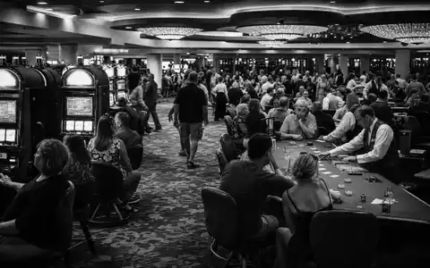 Schwarzweiß-Reportage einer belebten Spielhalle veranschaulicht das Geschäft von Las Vegas Sands, ISIN US51669R1077, dokumentarisch - Foto: THN