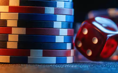 Makroaufnahme von Pokerchips und Würfel veranschaulicht das Kerngeschäft von Las Vegas Sands, ISIN US51669R1077, detailreich - Foto: THN
