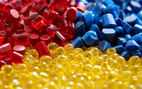 Lanxess AG (DE0005470405) zeigt in scharfer Makroaufnahme bunte glänzende Kunststoffgranulate aus der modernen Chemieproduktion - Foto: THN