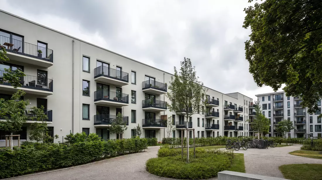 Moderne renovierte Wohnhausanlage mit Balkonen und Grünflächen im Innenhof