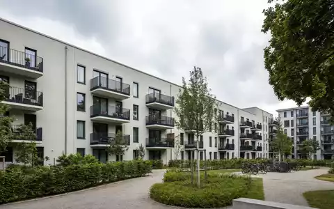 LEG Immobilien SE (DE000LEG1110) verwaltet moderne Wohnsiedlungen mit Balkonen und gepflegten Grünanlagen in Städten - Foto: THN