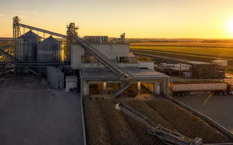 Fotorealistische Tiefkühlkost-Produktionsanlage im Sonnenuntergang zeigt Lamb Weston Aktie ISIN US5132721045 der Branche - Foto: THN