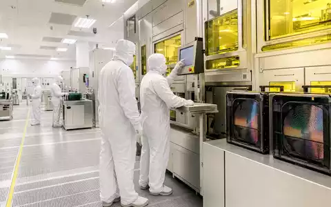 Lam Research (ISIN US5128071082) zeigt fotorealistisch eine Reinraum-Chipfertigung mit modernen Waferanlagen und Technikern - Foto: THN