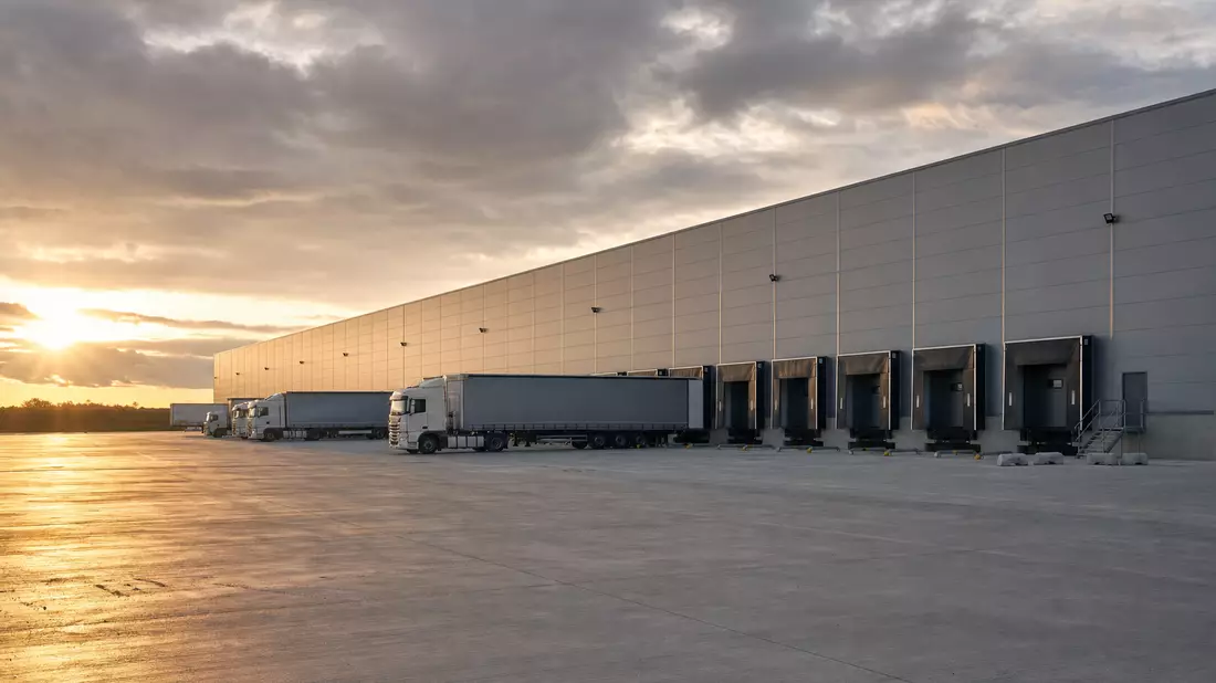 Fotorealistisches UK-Logistiklager mit Lkw-Rampe, Tritax Big Box REIT