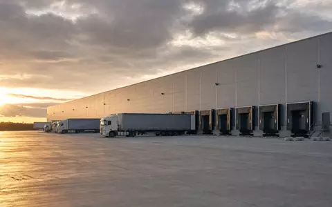 Fotorealistisches Logistiklager zeigt Tritax Big Box REIT plc mit ISIN GB0008847096 und riesiger Lkw-Verladerampe - Foto: THN