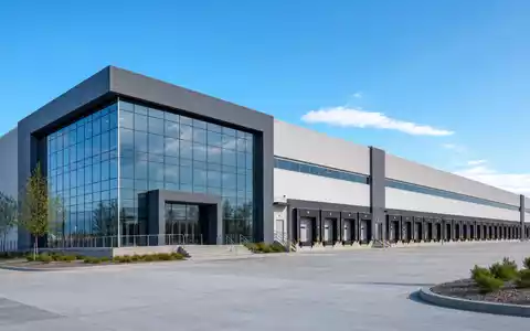 Architektur-Render zeigt B&M European Value Retail S.A. GB0001826634 als modernes Verteilzentrum mit Lagerhalle und Glasfassade - Foto: THN