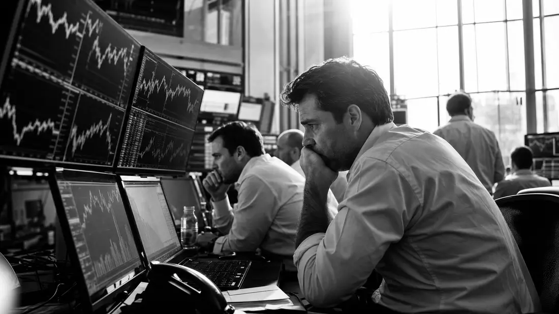 Schwarzweiß-Reportagefoto eines Handelsraums für IG Group Holdings plc