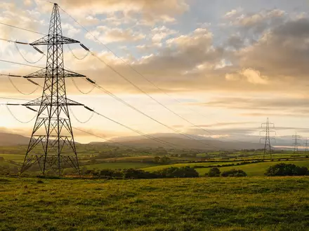 National Grid plc (GB00BDR05C01) betreibt Hochspannungsleitungen für die Stromübertragung in Großbritannien und den USA - Foto: THN
