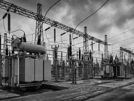 Umspannwerk-Infrastruktur zeigt KerngeschÀft von National Grid plc, ISIN GB00BDR05C01, im britischen Energienetz-Sektor - Foto: THN