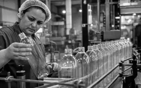 Reckitt Benckiser Group (ISIN GB00B24CGK77) beschäftigt zahlreiche Fabrikarbeiter in der globalen Konsumgüterproduktion und Qualitätskontrolle - Foto: THN