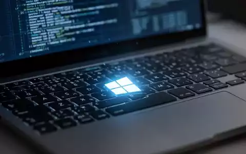 Nahaufnahme einer Laptop-Tastatur mit leuchtender Windows-Taste, symbolisiert Systemupdate und Sicherheitspatches. - Foto: über boerse-global.de