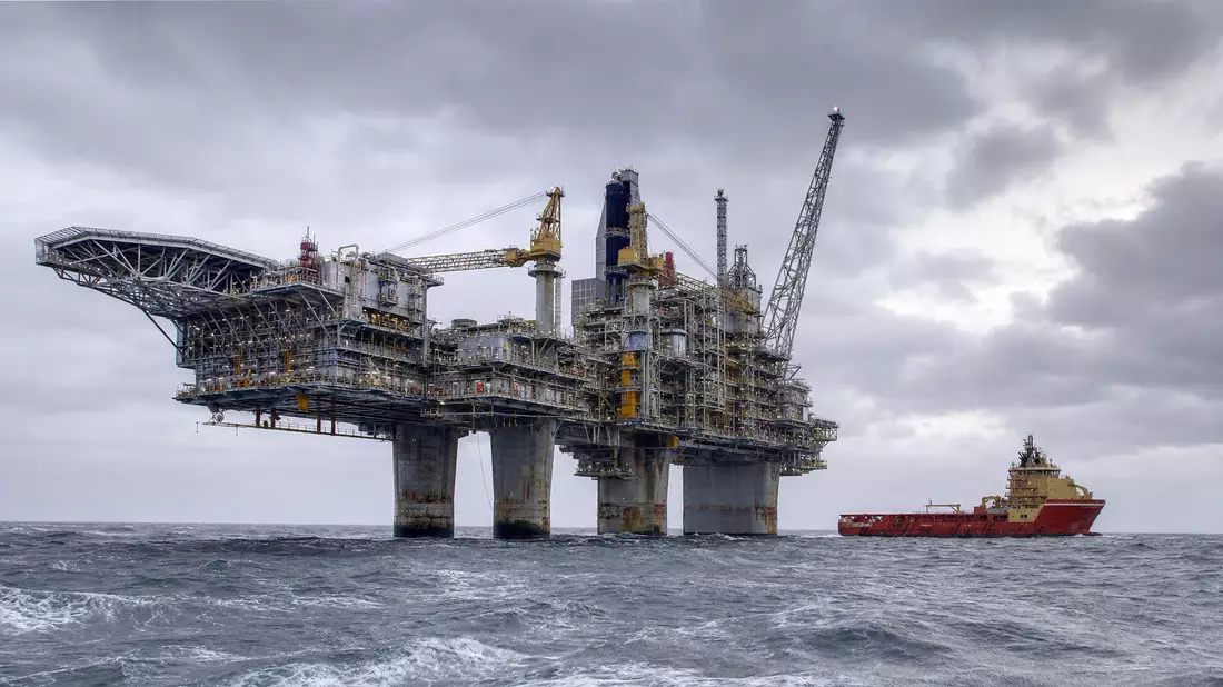 Fotorealistische Offshore-Ölplattform in rauer Nordsee mit Versorgungsschiff